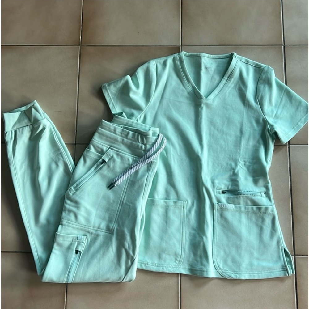 Jaanuu scrub set